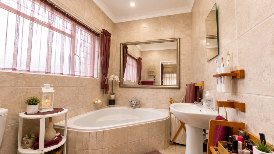 3 Bedroom Property for Sale in Flamwood North West